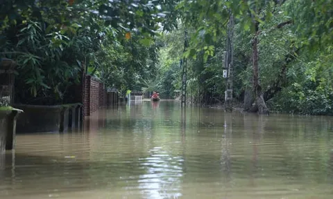 Nước lũ rút chậm, hàng nghìn hộ dân vùng hạ du ở Nghệ An vẫn bị cô lập