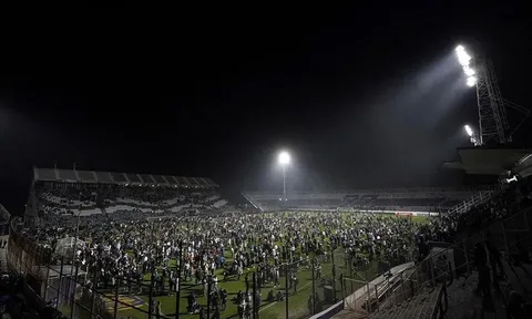 Sau Indonesia, đến bóng đá Argentina bạo loạn gây chết người