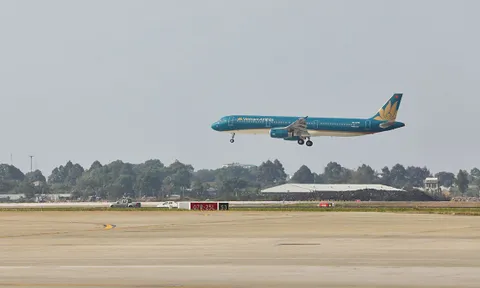 Sét đánh thủng vỏ máy bay tại Tân Sơn Nhất, 2 người bị thương