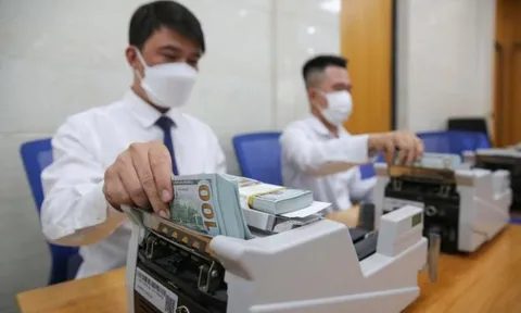 Giá USD ngân hàng và tự do cùng tăng mạnh