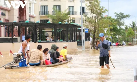 Đường phố Huế biến thành sông, người dân dùng thuyền đi lại