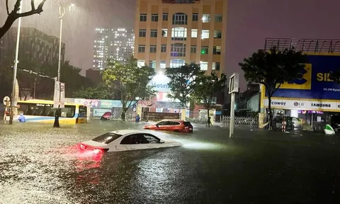Mưa lớn kéo dài 7 tiếng, người dân Đà Nẵng chật vật chạy ngập cả đêm