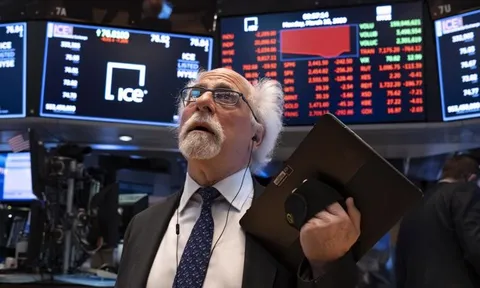 Dow Jones tụt 400 điểm, giá dầu bốc hơi 3%