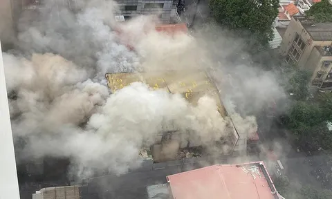 Quán bar trung tâm TP.HCM bốc cháy dữ dội sau tiếng nổ