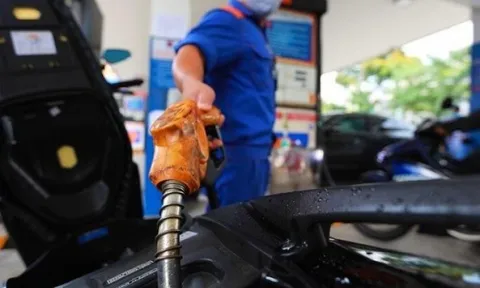 Giá xăng nhập bất ngờ rớt xuống mức 19.000 đồng/lít