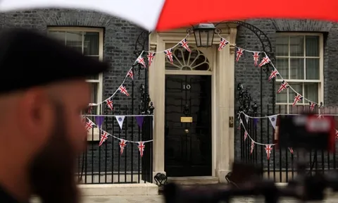 Thủ tướng Anh từ chức: Hé lộ ứng cử viên 'ghế nóng', Tổng thống Pháp 'rất buồn'