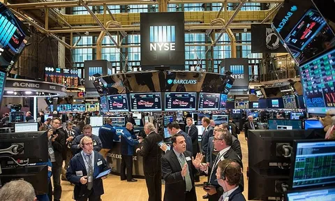 S&P 500 và Nasdaq giảm, Dow Jones và giá dầu tăng sau báo cáo GDP Mỹ