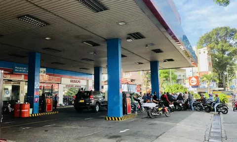 Tp.HCM: Người dân vẫn 'chật vật' khi đổ xăng