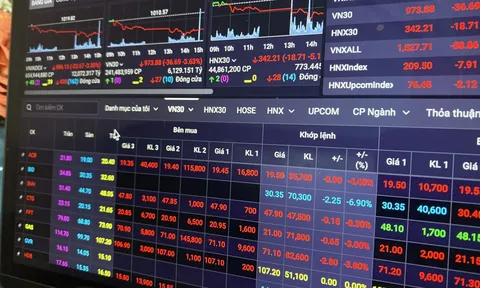 Cổ phiếu thép, bất động sản và năng lượng kéo VN-Index giảm mạnh trong tháng 10