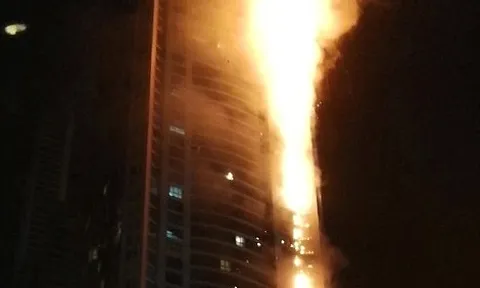 Khoảnh khắc ngọn lửa 'nuốt chửng' tòa nhà 35 tầng gần tháp cao nhất thế giới