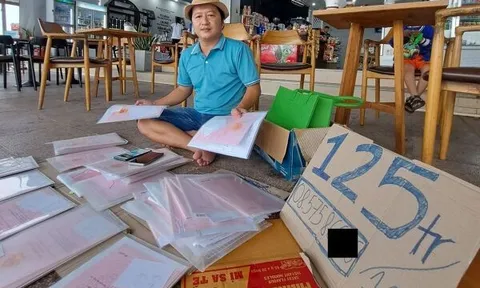 Bày hàng trăm sổ đỏ trên vỉa hè TPHCM, bán đất như... bán rau