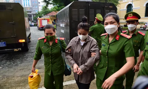 Công bố cáo trạng truy tố bổ sung người bố và dì ghẻ hành hạ con đến chết