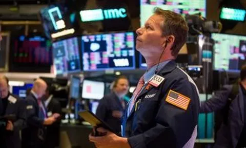 Dow Jones 'bốc hơi' gần 650 điểm, giá dầu 'bay' 3%