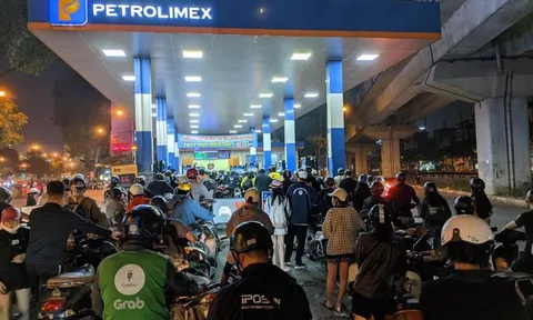 Dân xếp hàng dài chờ mua xăng, đại biểu Quốc hội đặt dấu hỏi về vai trò của Quỹ bình ổn giá xăng dầu