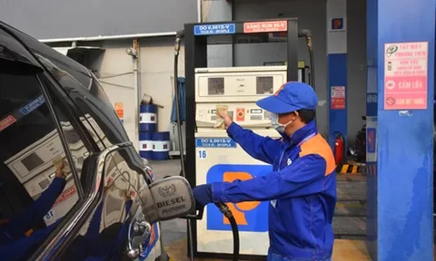Rút ngắn thời gian điều hành giá xăng có khả thi?