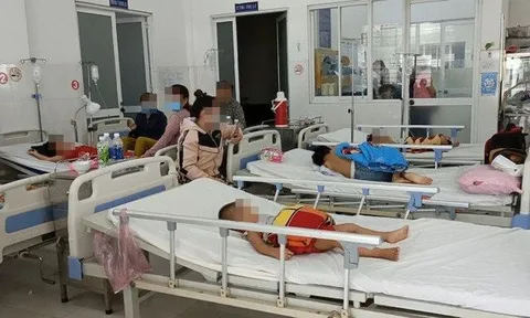 Nhiều học sinh nhập viện nghi do ăn sushi ở cổng trường