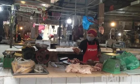 Nghịch lý giá thịt lợn: Giảm từ chuồng đến chợ