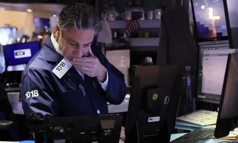 Chứng khoán Mỹ tụt điểm sau khi Fed nâng lãi suất, giá dầu tăng mạnh