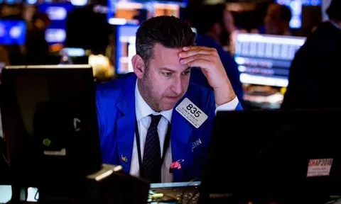 Nỗi lo suy thoái khiến chứng khoán Mỹ đỏ rực, giá dầu 'bốc hơi' 2%