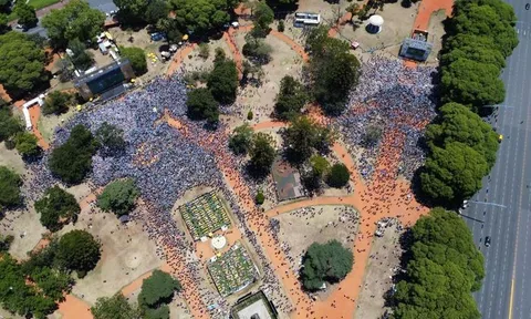 Thủ đô Argentina chìm trong mưa nước mắt vì hạnh phúc