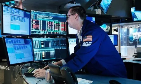 Cá mập tháo chạy, nhà đầu tư nhỏ lẻ vẫn bám chứng khoán Mỹ