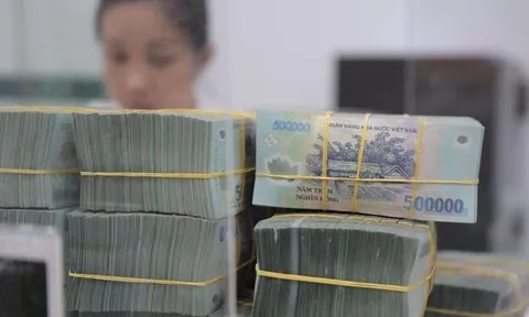 Lãi suất tiết kiệm bất ngờ 'quay xe'