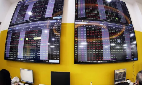 Kinh tế năm 2022 - 2023: Thị trường chứng khoán đối đầu sóng gió