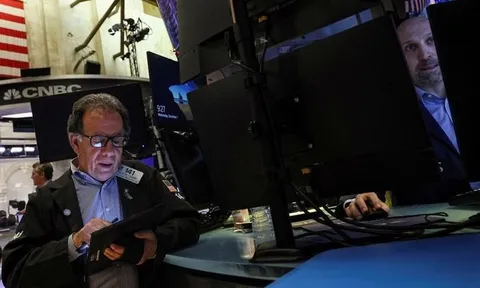 Chứng khoán Mỹ bán tháo vì nỗi lo suy thoái, giá dầu hạ nhiệt