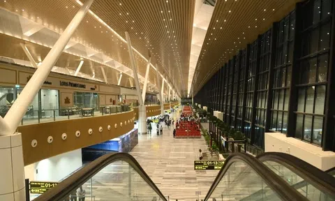Nhà ga T3 Tân Sơn Nhất bị dột sau mưa lớn