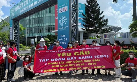 Hàng chục khách hàng phản đối tại lễ ra quân dự án căn hộ The Privé của Đất Xanh