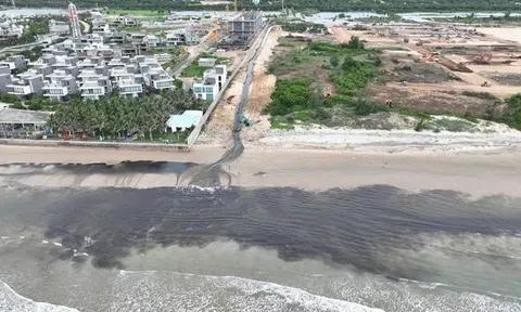 Người dân quay lại hình ảnh dòng nước đen ngòm chảy ra biển từ 1 dự án khu đô thị ở TP Vũng Tàu