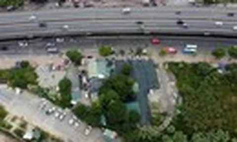 Hà Nội: Loạt showroom ô tô nhếch nhác “bám” công viên hồ điều hòa