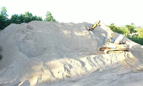 Đà Nẵng: Cơ quan chức năng phản hồi về bãi tập kết cát trái phép
