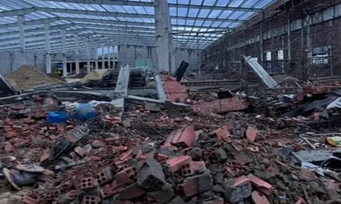 Sập tường nhà máy của Đài Loan ở Bình Định: 10 người bị gạch đá đè, 3 người chết, 6 người bị thương