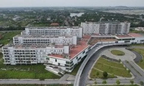 Xót xa bệnh viện nghìn tỷ xây xong bỏ hoang, cỏ mọc um tùm đến lạnh lẽo