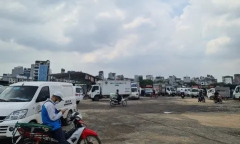 Bãi xe trái phép hoạt động rầm rộ tại Thanh Trì (Hà Nội)