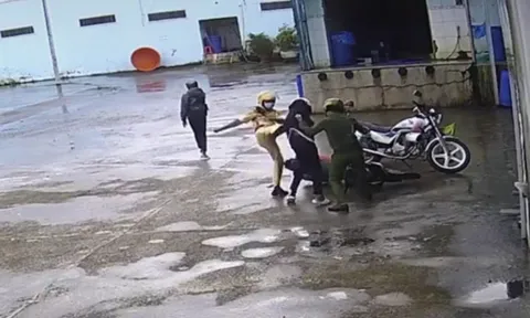 Sóc Trăng: Đang xác minh clip người mang sắc phục công an đánh tới tấp thiếu niên chạy xe máy