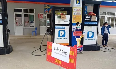 Nhiều cửa hàng treo biển hết xăng, nghỉ bán
