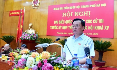 "Tôi ở Định Công, xe đỗ tràn hết ra đường, không có lối mà về"