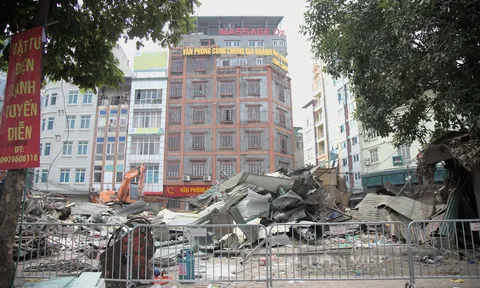 Cưỡng chế 15 công trình trái phép tại Đình Thôn (Hà Nội) để mở đường