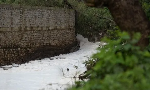 Phát hiện cơ sở rửa phế liệu nghi xả thải ra sông Dinh