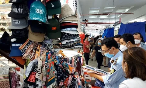Phát hiện lượng lớn hàng giả, hàng nhái từ “thiên đường mua sắm” Sài Gòn Square