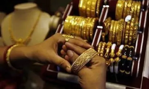 Giá vàng hôm nay 12/11: Dao động gần đỉnh ba tháng