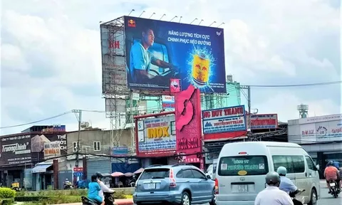 Quản lý quảng cáo ngoài trời: Còn tình trạng 'giơ cao đánh khẽ'