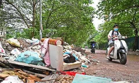 Hà Nội: Ám ảnh con đường chi chít “ổ voi”, ngập rác thải