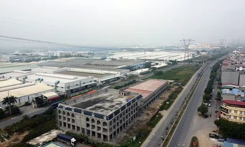 Bắc Ninh: Nguy hiểm công trình “khủng” ngay sát đường điện cao thế