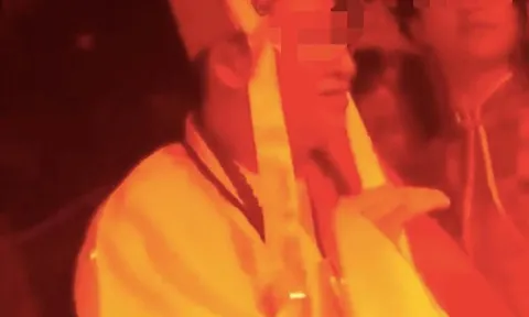 Quán bia giữa lòng Hà Nội cho vũ công mặc áo cà sa Phật Giáo để nhảy nhót, ‘thác loạn‘?