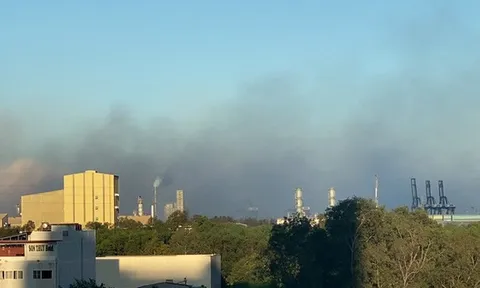 Yêu cầu 2 nhà máy tôn, thép dừng dây chuyền xả thải gây khói mù mịt khu dân cư