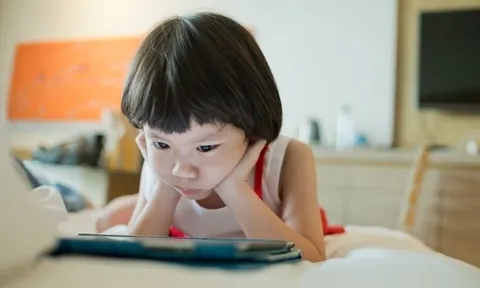 Vì sao trẻ nghiện điện thoại?