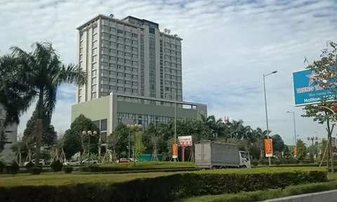 Khách sạn Central 18 tầng xây dựng bể bơi và nhiều công trình trái phép